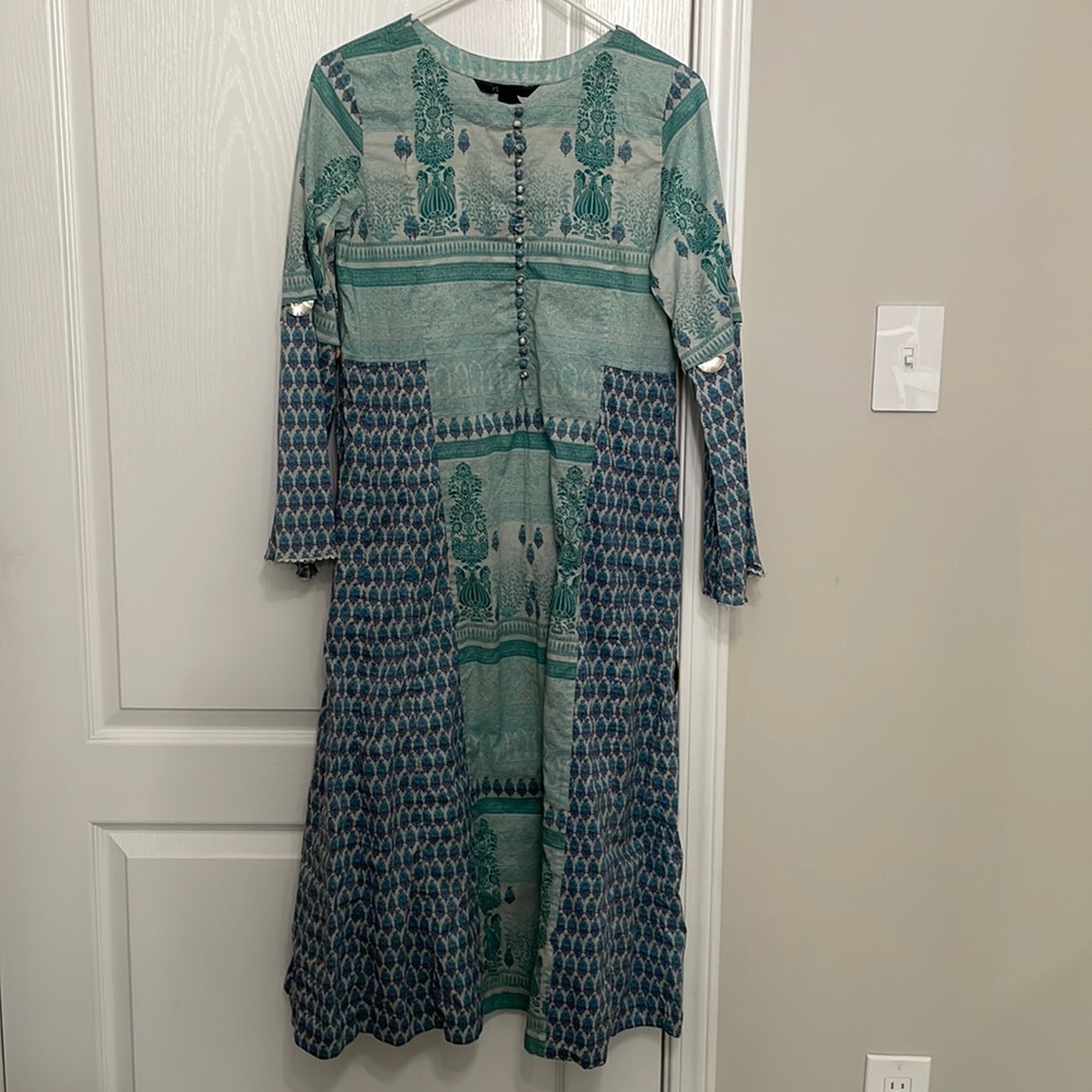 Pakistani top. No side slits, its a dress. Lawn cloth.